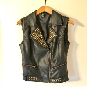 ✨🖤Trendy Leather Studded Vest🖤✨